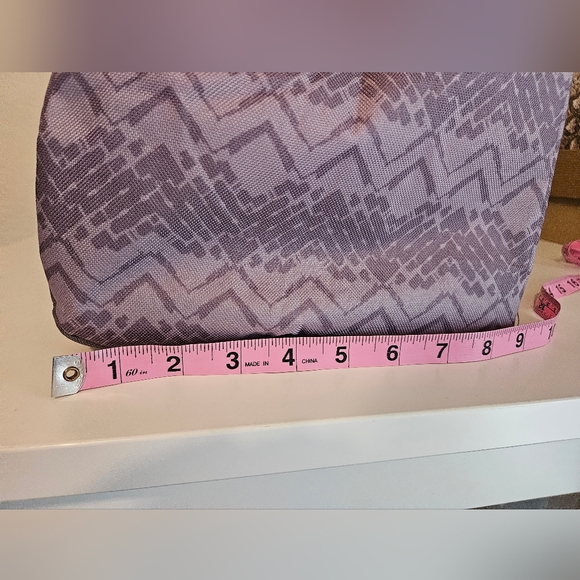 Stylish Gray Patterned Duffle Bag - Picture 7 of 8